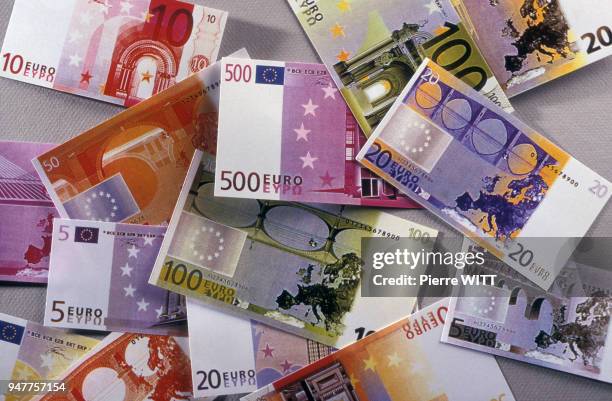 Présentation des différents billets de banque en euros.