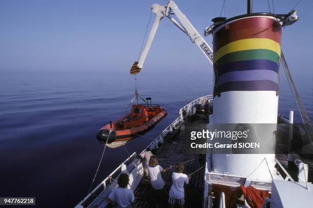 Mise à l'eau d'un canot sur le bateau ?MV Sirius? de Greenpeace, dans la mer Méditerranée.