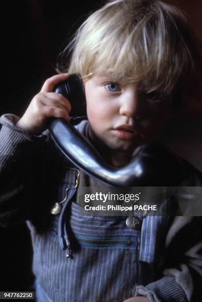 Enfant jouant avec un téléphone.