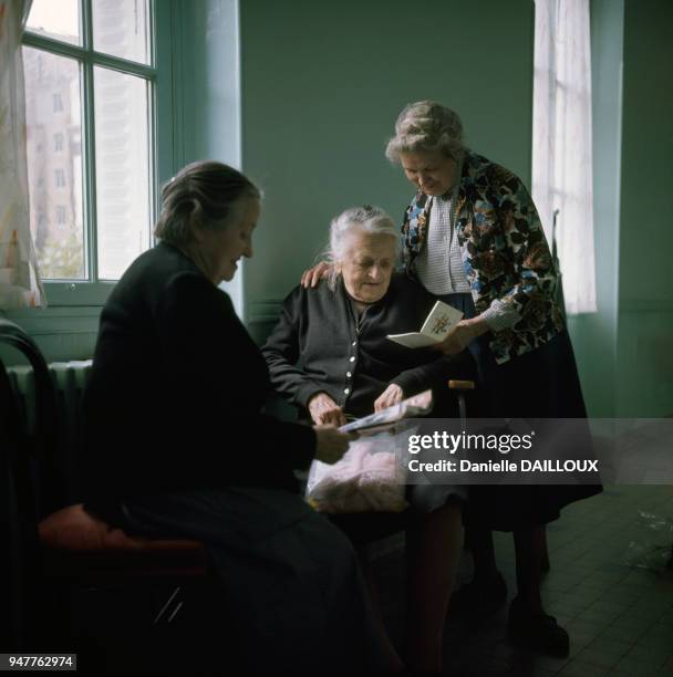 Femmes âgées dans une maison de retraite.