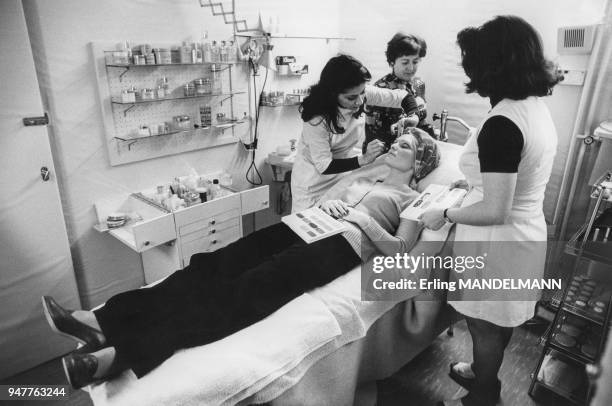 Maquilleuses dans un institut de beauté.