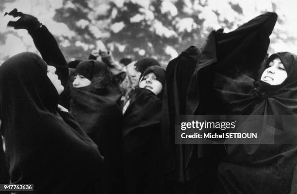 Femmes musulmanes en costume noir traditionnel.