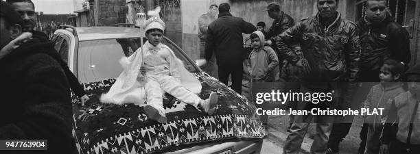 Jeune enfant faisant le tour du quartier pendant la cérémonie de circoncision, le 10 mars 2015, Nadejdah, sliven, Bulgarie.