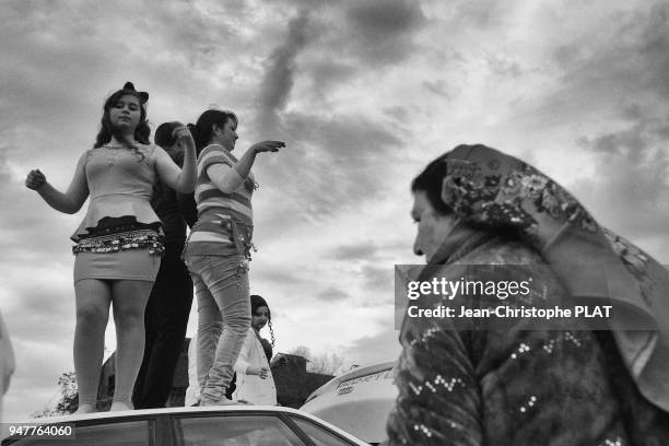 La foire au mariage permet d'exposer des jeunes filles vierges en vue d'un éventuel mariage, le 4 mars 2015, Stara Zagora, Bulgarie.