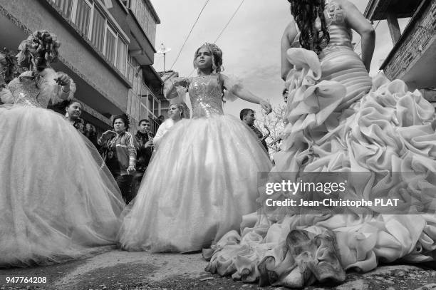 Danse dans de somptueuses tenues lors de la cérémonie de circoncision d'un petit garçon, le 16 mars 2015, Nadejdah, Sliven, Bulgarie.