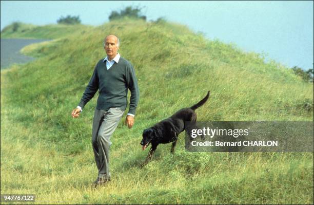 VALERY GISCARD D'ESTAING AVEC SON CHIEN.