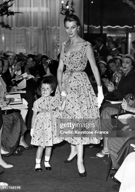 Les mannequins Capucine et Frédérique présentent la collection de Virginie, robe "Les Caprices de Cupidon" en velour imprimé. Hiver 1954. Paris le 28...