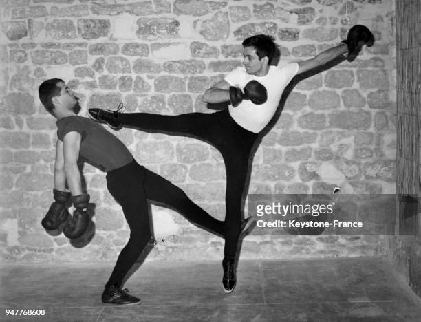 Deux jeunes hommes font une démonstration de boxe.
