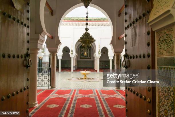 al quaraouiyine mosque and university in fes - fes marokko stock-fotos und bilder