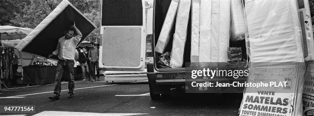 Homme Manouche, commerçant, transporte sa marchandise dans son camion sur un marché hebdomadaire, le 14 juillet 2015, Meyrueis, Lozère, France.