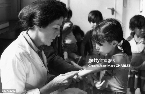 Infirmière vaccinant des enfants à l'école, en France.