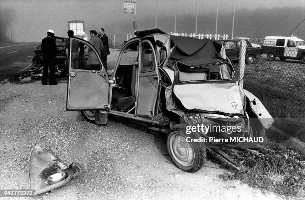 Carcasse d'une ?Deux-Chevaux? détruite lors d'un accident de la route, en France.