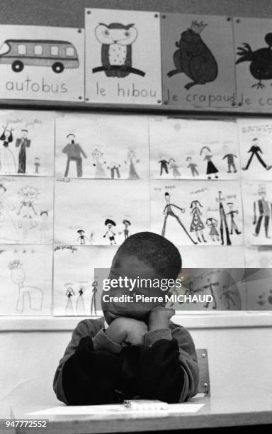 Portrait d'un écolier en salle de classe, en France.