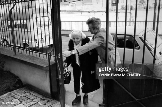 Aide ménagère chez une femme âgée en France.