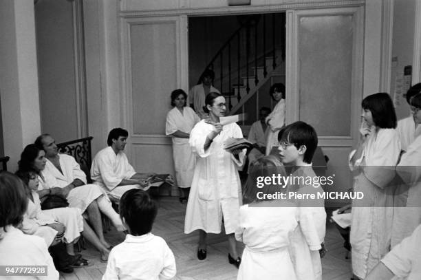 Salle d'attente d'un centre médical de la sécurité sociale en France.