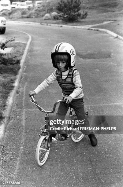 Enfant faisant du vélo, en France.