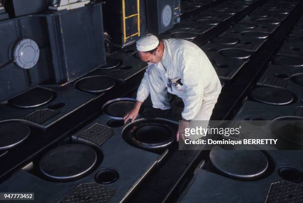 Technicien installant des barres d'uranium dans la partie supérieure d'une centrale nucléaire, en France.