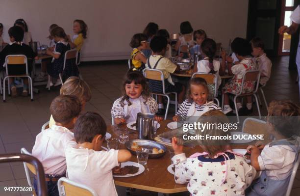 Enfants d'une école maternelle à la cantine, en France.