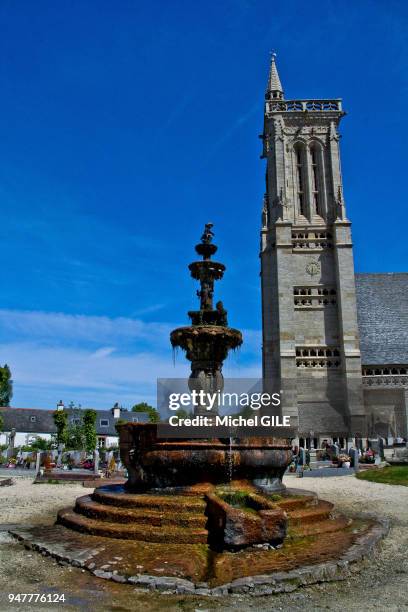 Fontaine et église, Saint-Jean-Du-Doigt, Finistère, Bretagne, France.