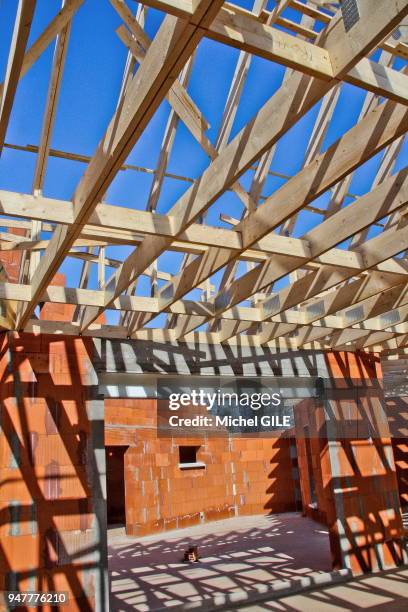 Intérieur d'une maison en construction en briques et charpente en bois, 17 Mars 2016, Le Mans, Sarthe, France.