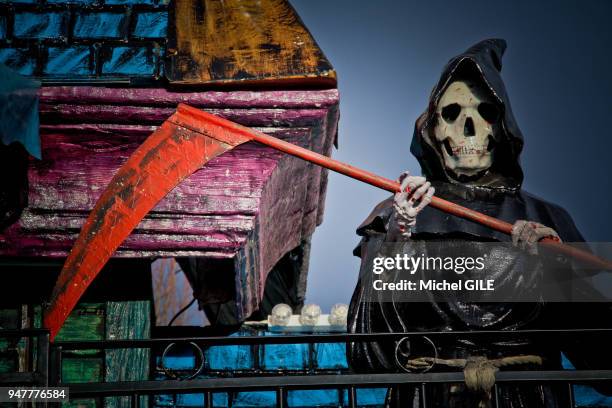 Personnage, tenant une faux ou faulx illustrant la faucheuse symbole de la mort dans un manege, France.