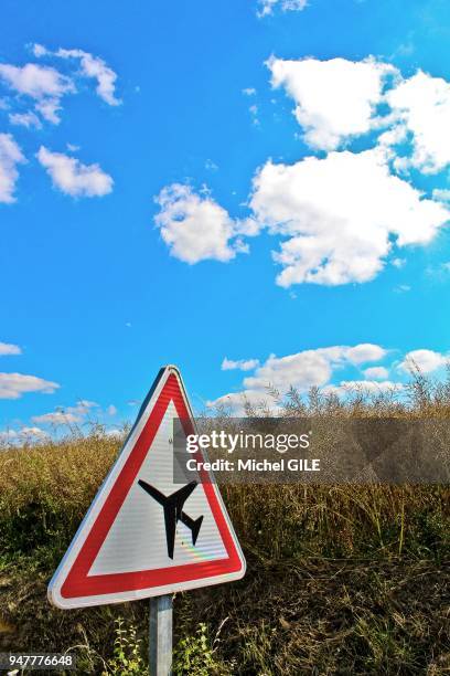 Panneau de signalisation routière informant de la présence d'un aéroport ou aérodrome, 9 Juillet 2016, France.