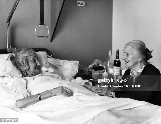 Femme âgée dans une chambre d'hôpital, en France.