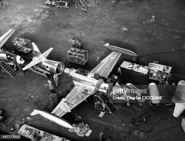 Chaîne de montage d'avions militaires dans une usine de l'armée de l'air, en France.