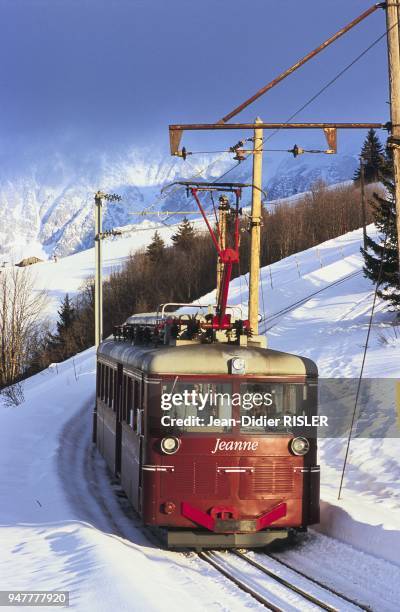 TRAMWAY DU MONT-BLANC ARRIVANT AU COL DE VOZA, HAUTE-SAVOIE, FRANCE.