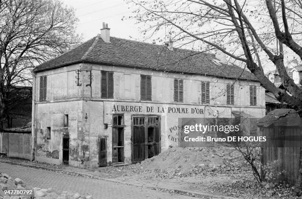 Auberge de la Pomme d'Or après une crue de la Seine, entrepôt de Bercy, décembre 1983, Paris, France.