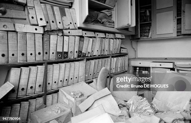 Dossiers dans un bureau, dégâts suite à une crue de de la Seine, entrepôt de Bercy, décembre 1983, Paris, France.