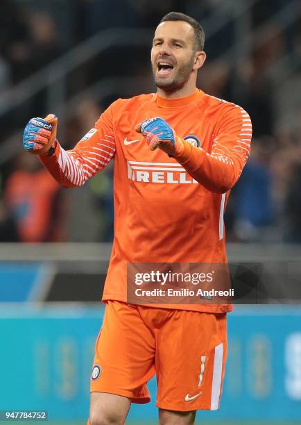 Samir Handanovic of FC Internazionale Milano celebrates after his team-mate Mauro Icardi scored during the serie A match between FC Internazionale...