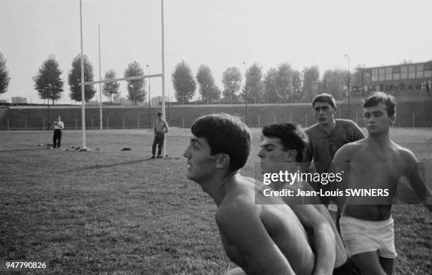 Jeunes hommes jouant au rugby, France.