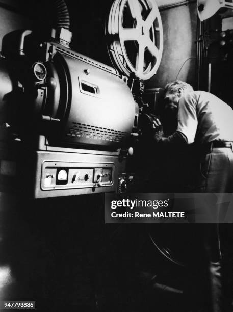 Un projectionniste changeant une bobine de film en France.