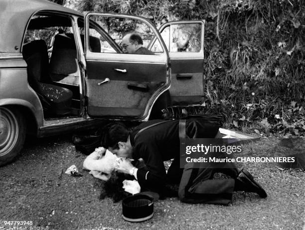 Policier faisant du bouche à bouche pour réanimer une victime d'un accident de la route, en France.