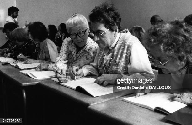 Cours d'anglais pour le troisième âge à l'université du Temps Libre Aix-Marseille, à Aix-en-Provence, dans les Bouches-du-Rhône, France.