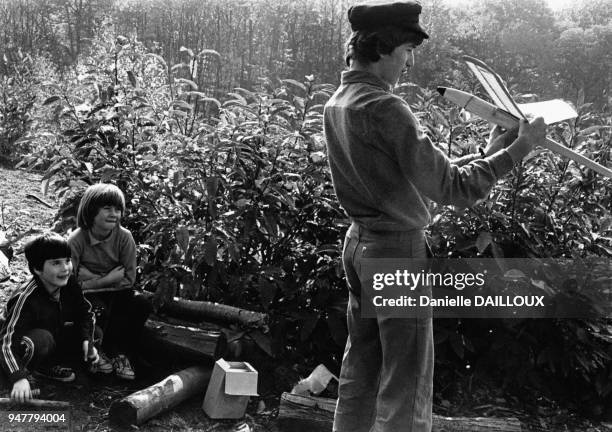 Enfants jouant avec une maquette d'avion, France.