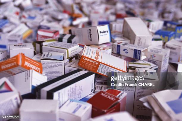 Récupération de boîtes de médicaments périmés en France.