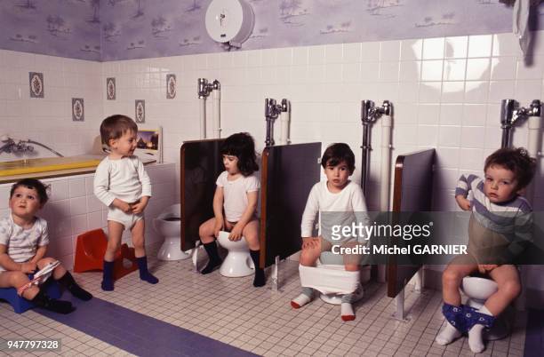 Enfants au toilettes dans une crèche en France.