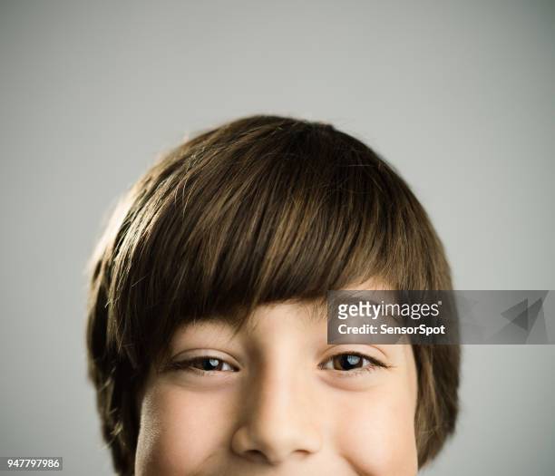 カメラ目線の幸せな白人の本物の少年の肖像画。 - sensorspot ストックフォトと画像