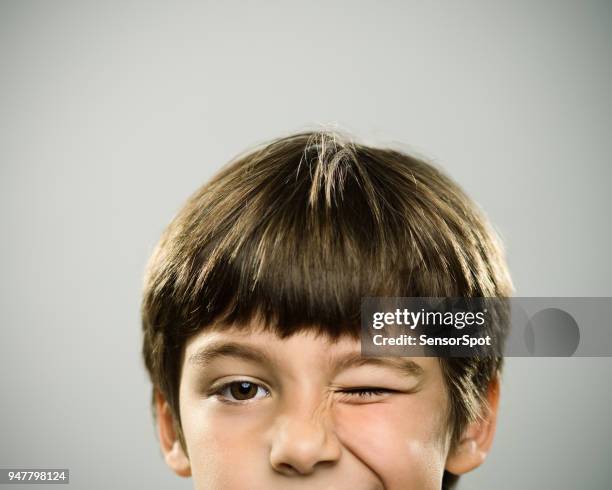retrato de un niño caucásico guiñando un ojo. - winking fotografías e imágenes de stock