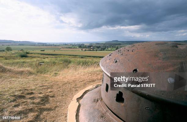 Pendant l'entre-deux guerres, la France a construit une ligne de fortifications - la ligne Maginot - qui défendait toute la frontière de l'est...
