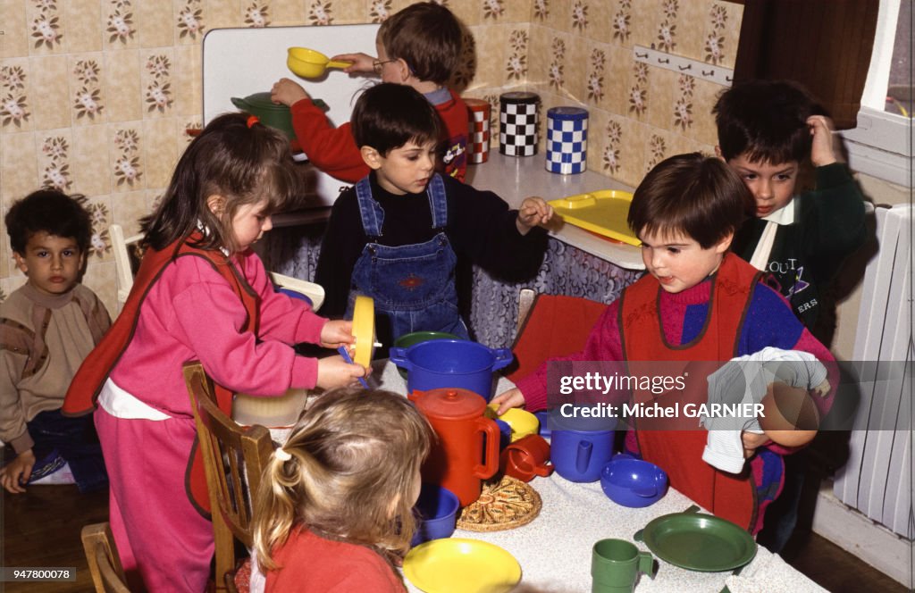 Enfants Jouant La Dinette Dans Une cole Maternelle En France News enfants-jouant-la-dinette-dans-une-cole-maternelle-en-france-news
