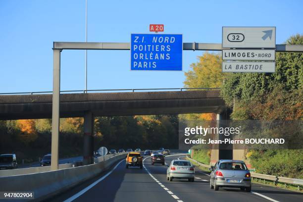 Circulation routière sur l'autoroute A20 le 25 octobre 2015, France.