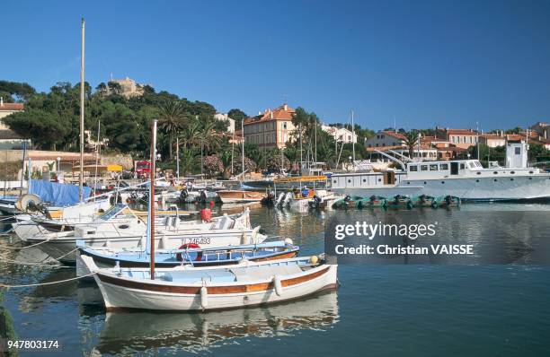 PORT, ILE DE PORQUEROLLES, VAR, FRANCE.