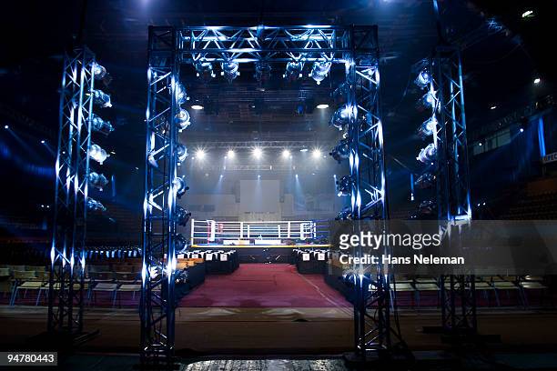 empty boxing ring, palace of sports, zaporizhia, kiev, ukraine - boxer photos et images de collection