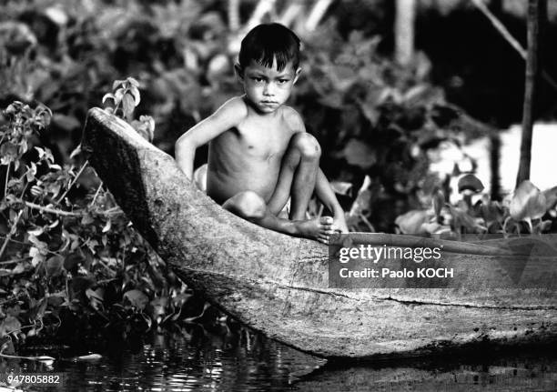 Enfant dans une pirogue sur le lac Tonlé Sap, au Cambodge.