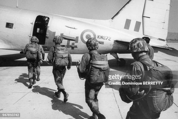 Parachutistes de l'armée grecque montant à bord d'un avion, Grèce.