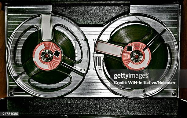 close-up of an old radio recorder - audio cassettes photos et images de collection