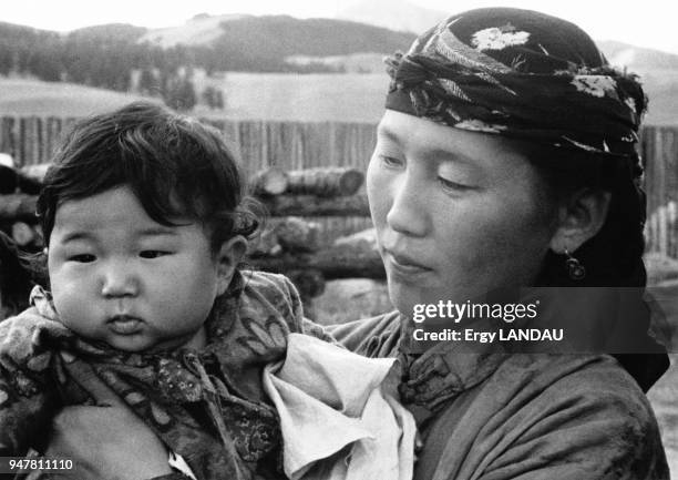 Portrait d'une mère et de son enfant en Mongolie.